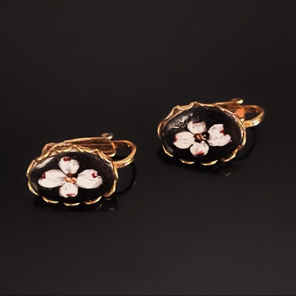 ✨Gorgeous VTG Floral Enamel Clip On Earrings - Picture 1 of 1